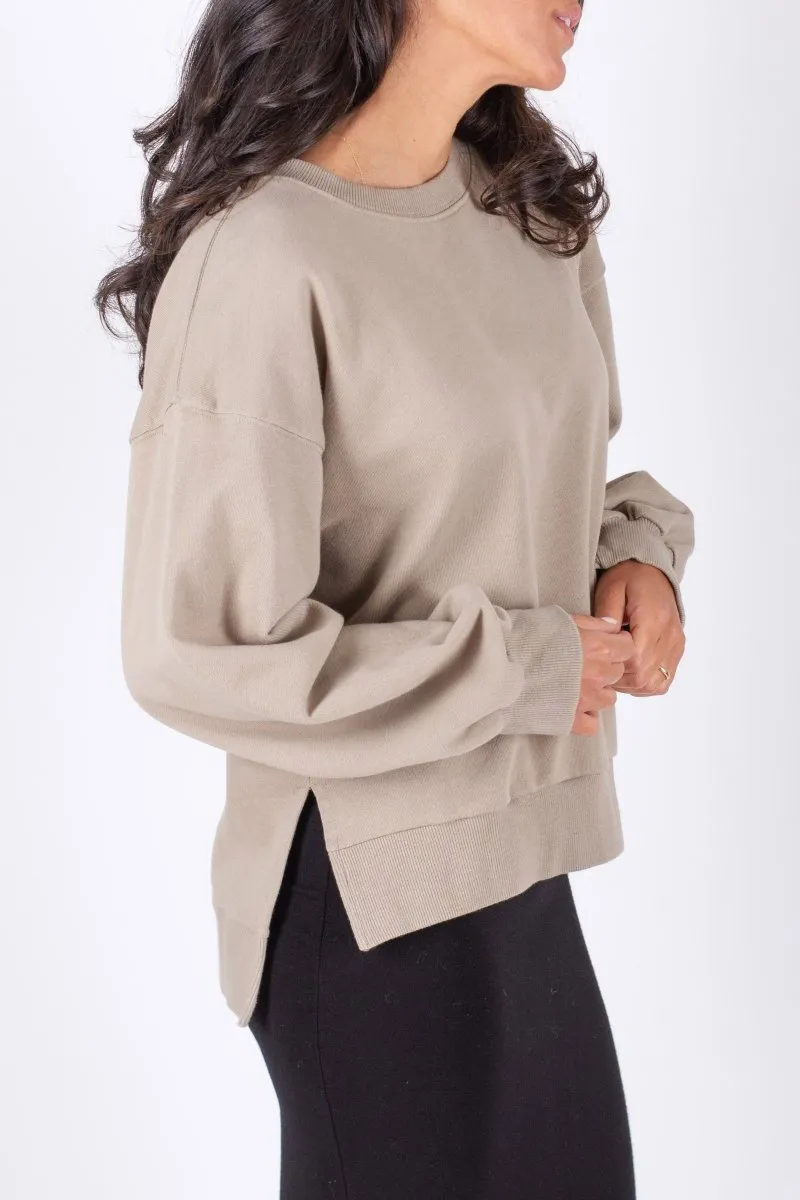 CREWNECK SIDE SLIT SWEATSHIRT (LIGHT MOCHA)