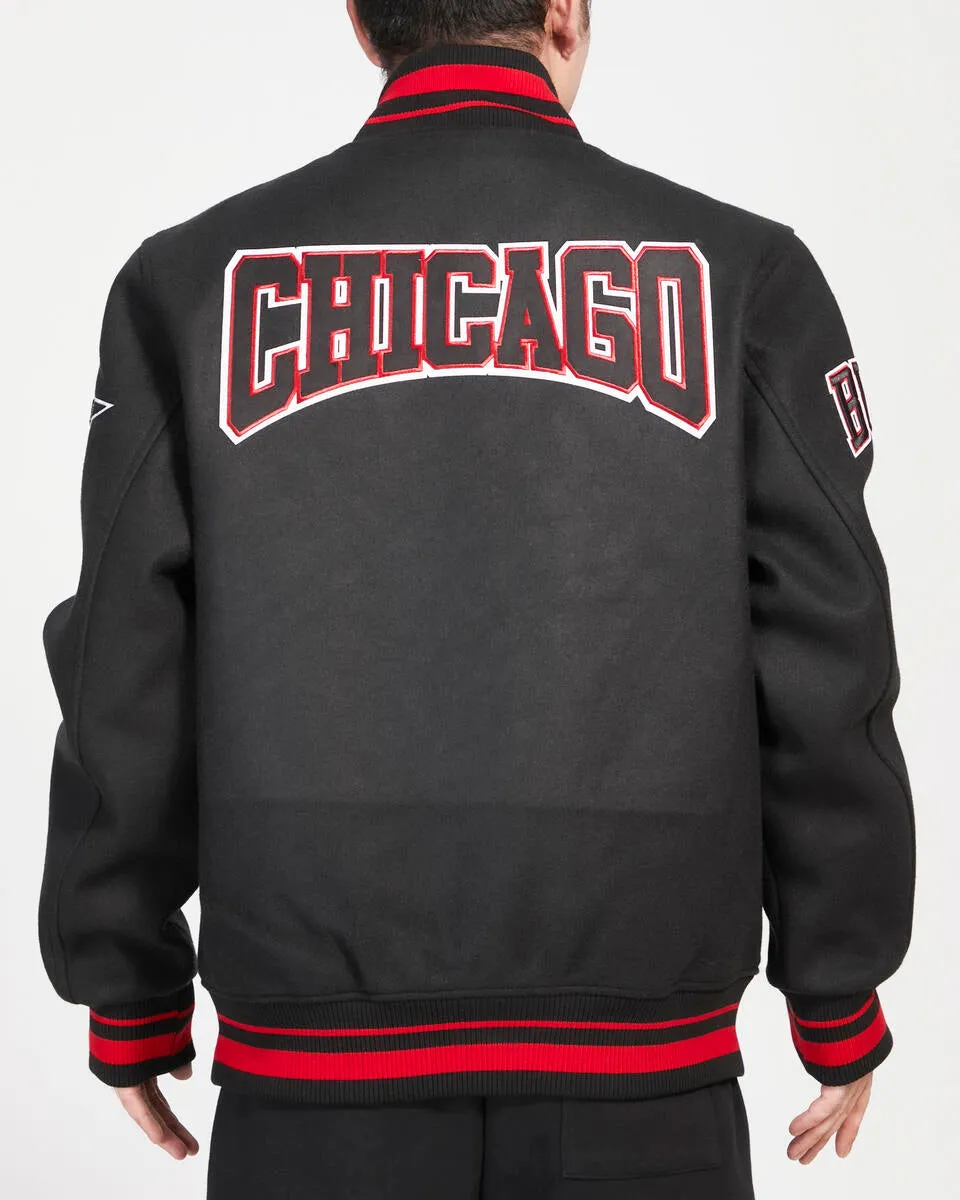 PRO STANDARD CHICAGO BULLS CREST EMBLEM RIB WOOL VARSITY JACKET (BLACK/RED/BLACK)